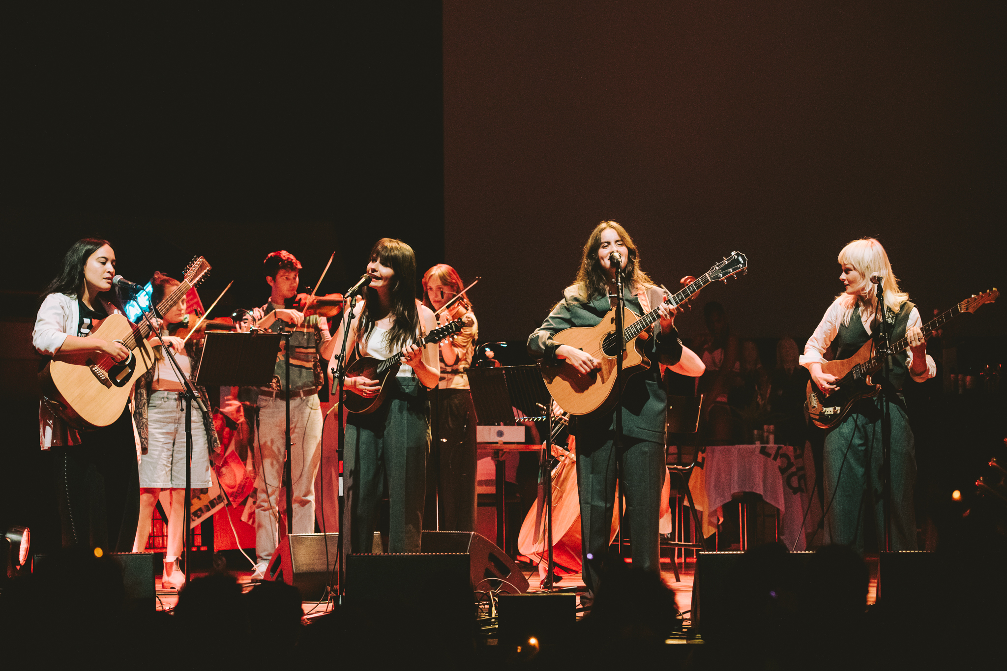 Het duo Sarah Julia bracht samen met Het Utrechtsch Studenten Concert een indrukwekkende cover van Chappell Roans The Subway.