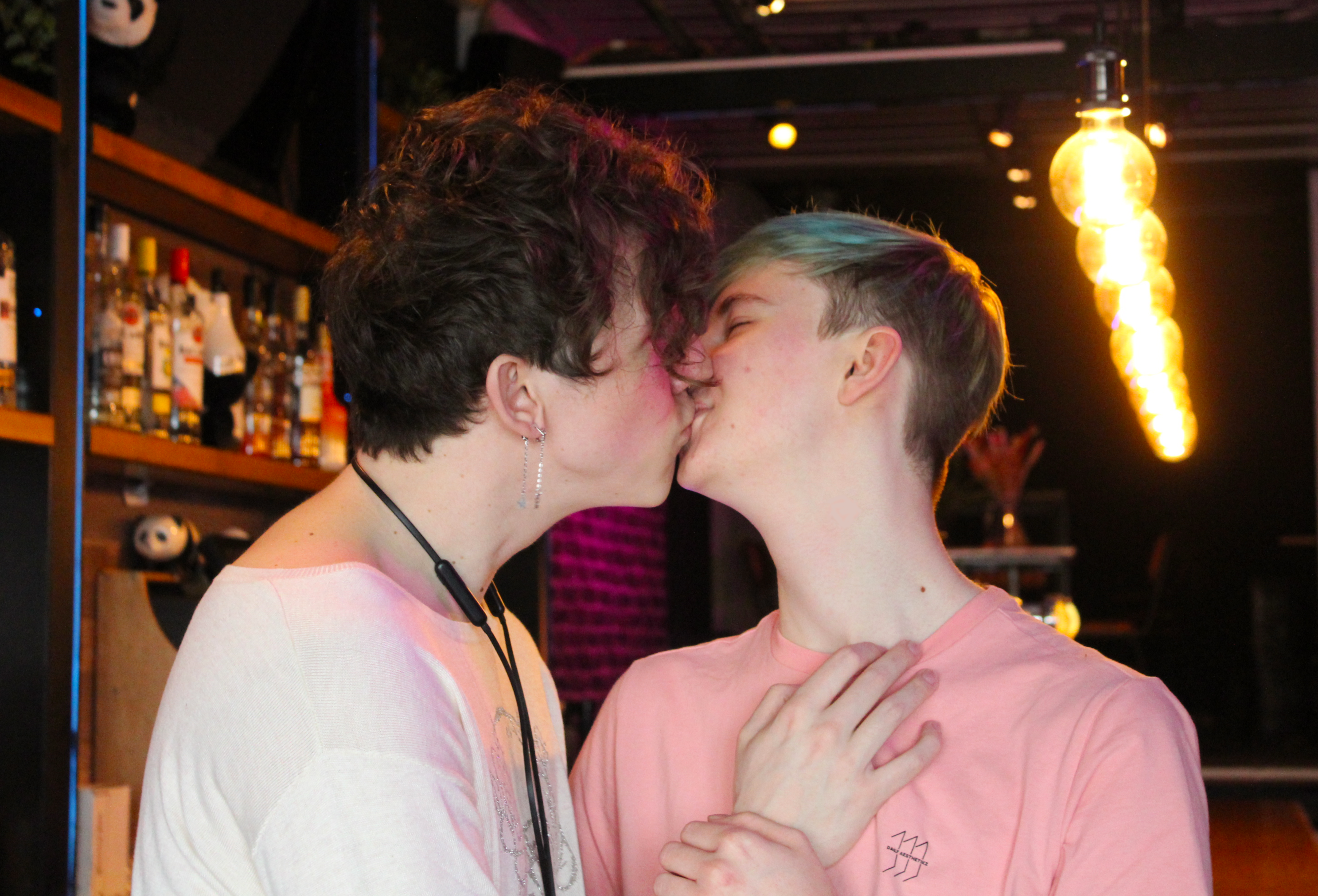 Veb-kamera bilan porno suhbat Kozoynakli talaba birinchi marta qora xorozni ushlab, soradi.