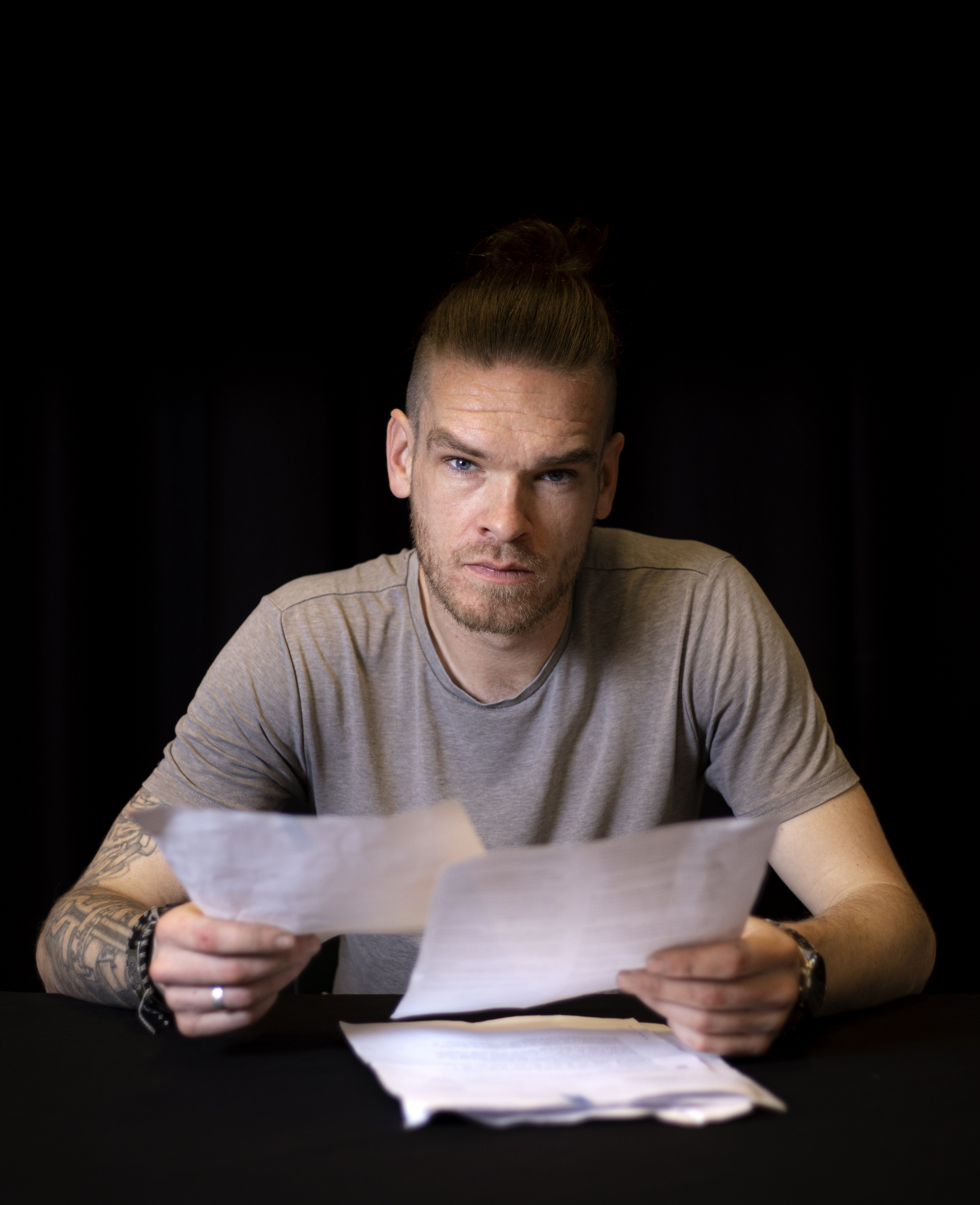 Brian heeft rekeningen in zijn hand