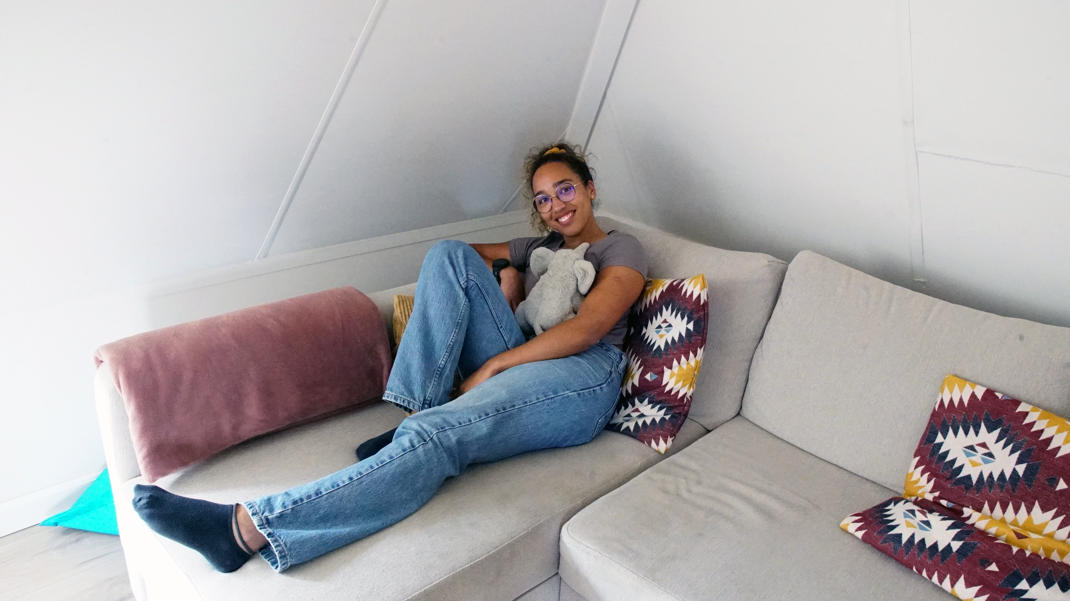 Nina met olifantje op schoot op de bank filmpje kijken