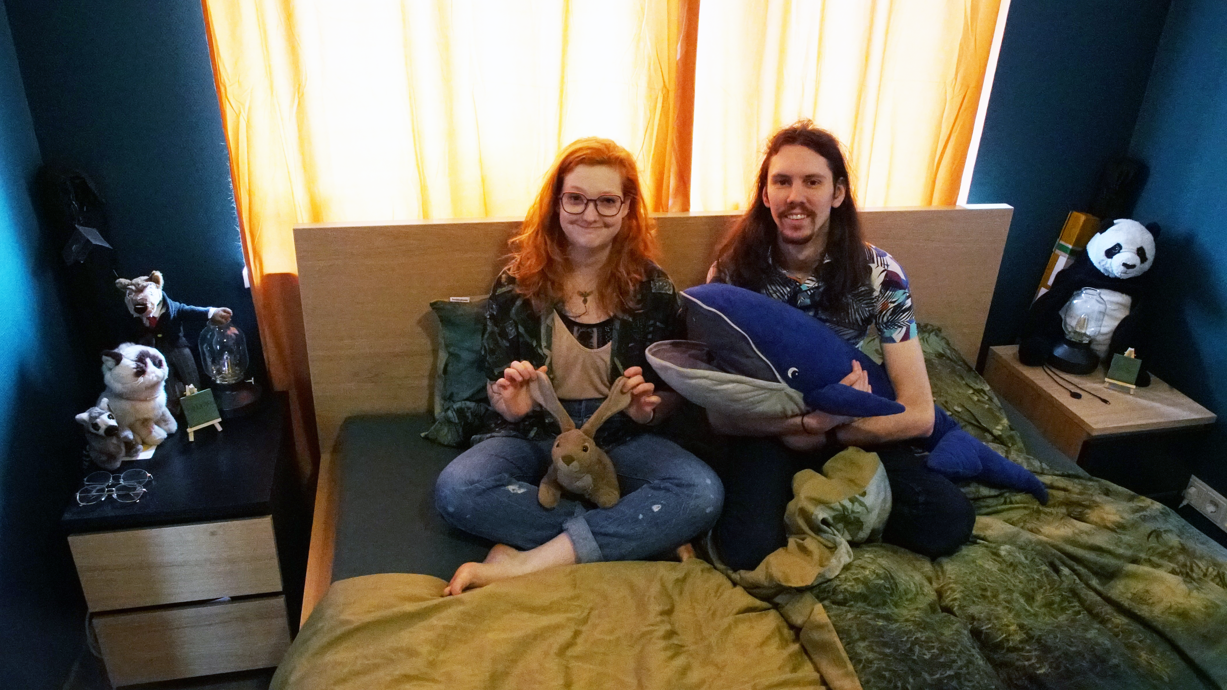 Yves en Feline samen met de knuffels op bed