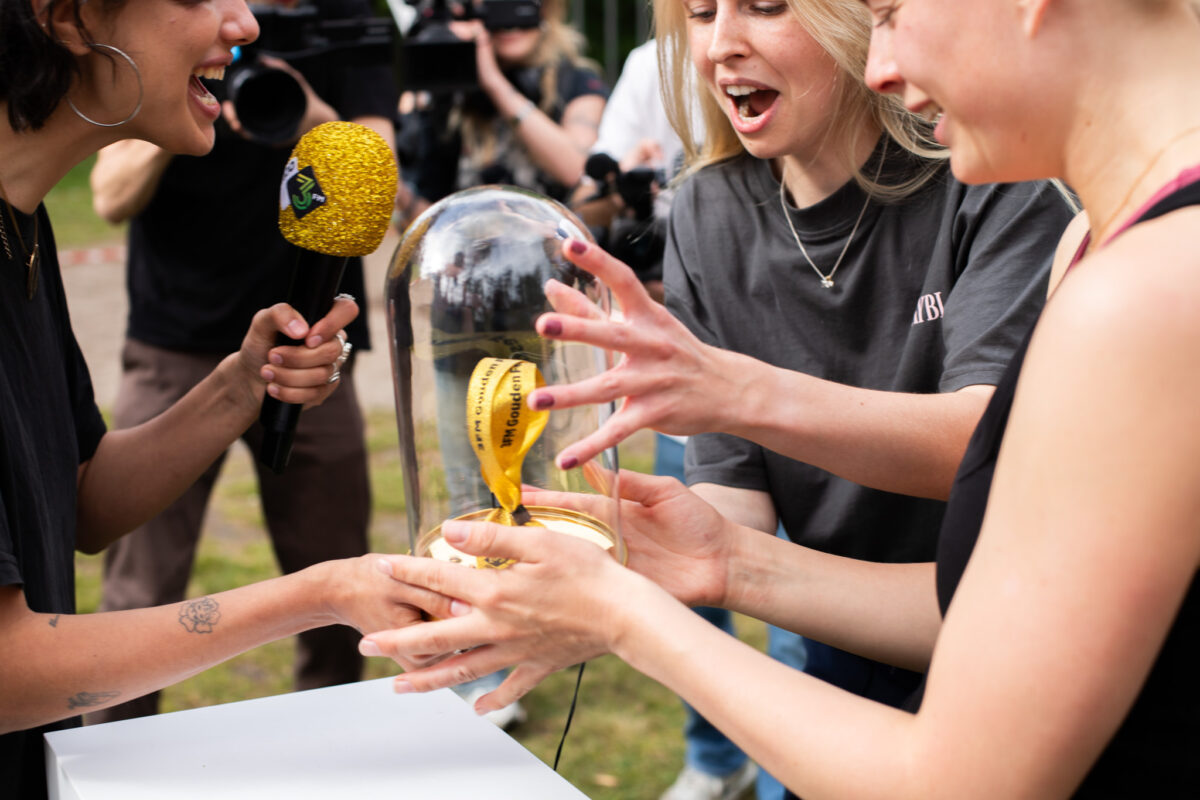 Jenny & Ilse winnen 3FM Gouden Festivalbandje