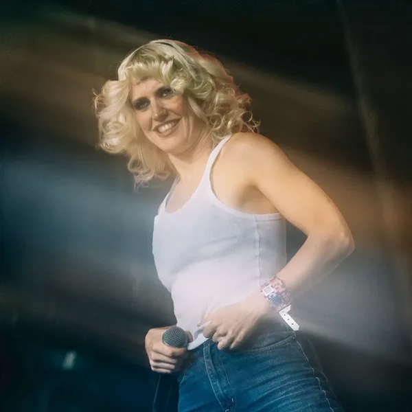 3voor12: Amyl and the Sniffers opent de botsautobaan op Lowlands 2026