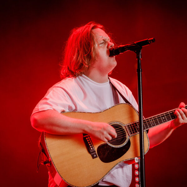 Fans redden Lewis Capaldi tijdens Tourette-tic aanval