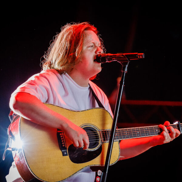 Lewis Capaldi over Tourette: "Het is een reële optie dat ik moet stoppen met muziek maken"