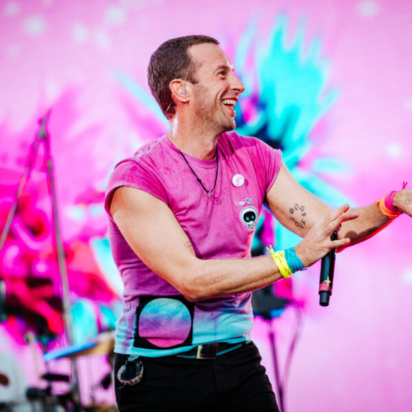 Coldplay tovert volle ArenA om tot regenboogspektakel