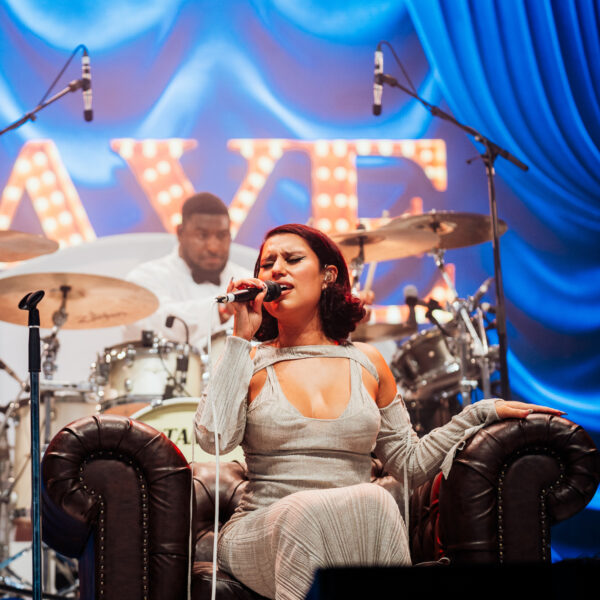 Dit is RAYE: Het muzikale talent dat zelf de controle pakt en succesvoller is dan ooit