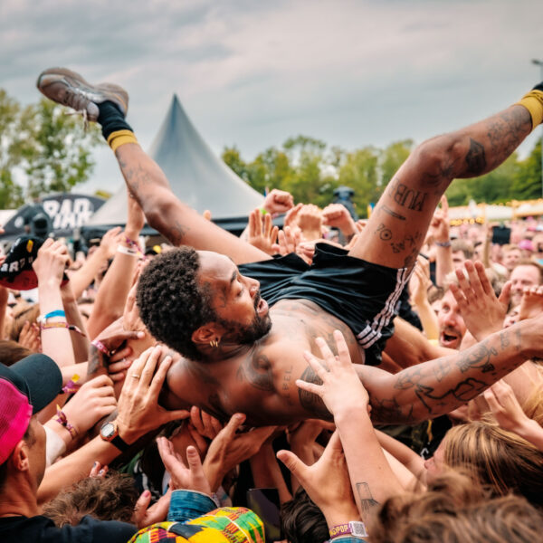 Dit zijn de meest iconische stagedives op festivals