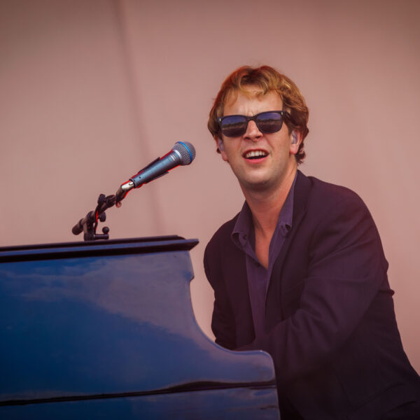 Tom Odell trekt duizenden bezoekers in meeslepende set op dag 1 van Sziget