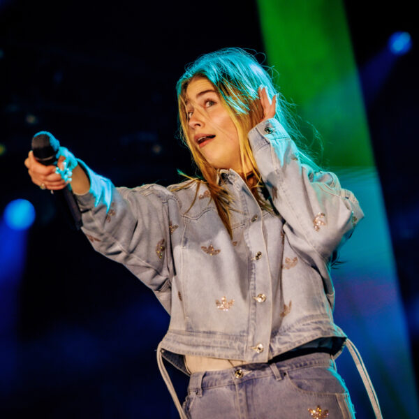 Roxy Dekker wordt emotioneel tijdens 3FM Serious Request-optreden