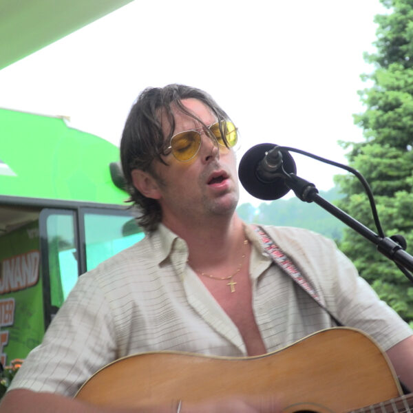 Albin Lee Meldau speelt 'Show Me' live bij Barend & Wijnand op de camping in Dortmund