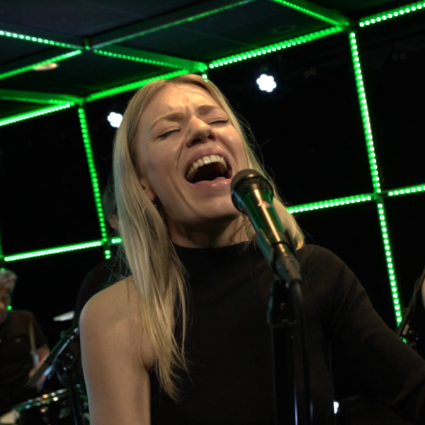 Lov3less met '5AM (No.175N20)' in de 3FM Live Box