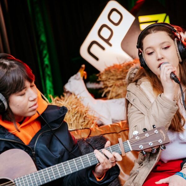 Jeugdzorg-ervaringsdeskundige Carlijn speelt haar liedje met MEAU bij het Glazen Huis