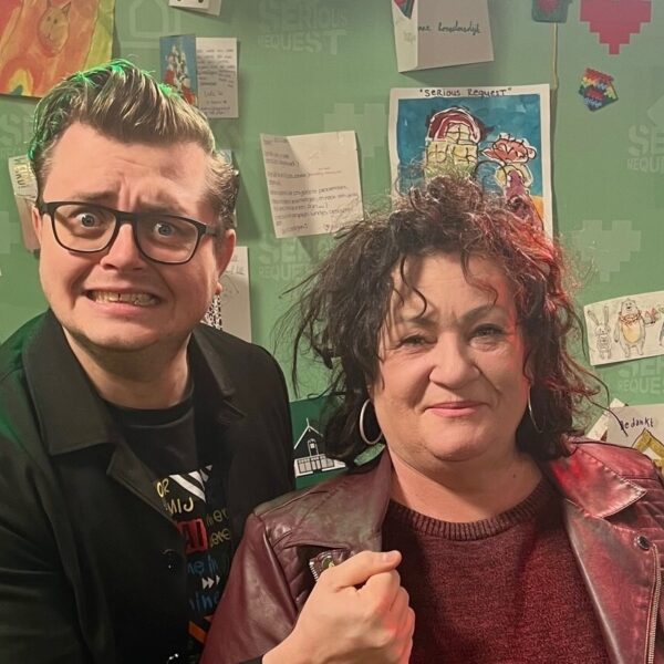 Caroline van der Plas veilt haar herkenbare leren jasje voor 3FM Serious Request