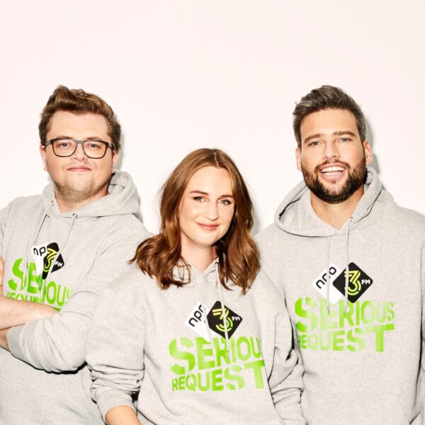 3FM-dj's Barend, Sophie en Rob in het Glazen Huis voor 3FM Serious Request 2022