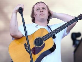Lewis Capaldi geeft gezondheidsupdate: “Ik leer beter omgaan met mijn Tourette”