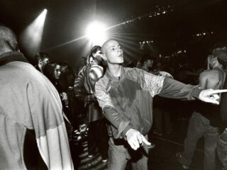 3FM-dj Justin neemt je in 'Als Muren Konden Praten' mee naar club Parkzicht