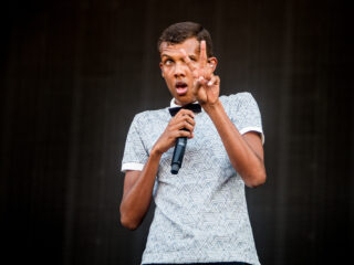 Waar zingt Stromae over op 'Alors On Danse'?