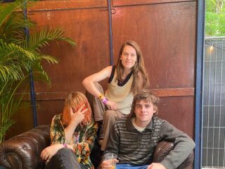 Vera spreekt Royel Otis op BKS o.a. over bier atten uit oesterschelpen en het zware tourleven