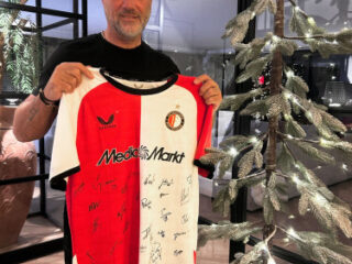 Bied mee op een gesigneerd Feyenoord shirt voor Metakids