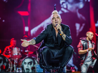 Robbie Williams wint 00's Hero Award maar is onvindbaar