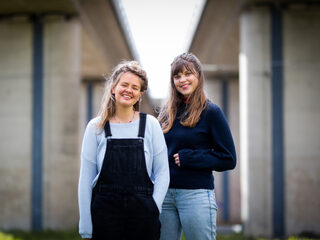 Benthe (25) en Sabien (25) maken Een Doodnormale Podcast over rouw en de dood