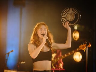 Bekijk vanavond de Song van het Jaar-special op NPO3 met optredens van o.a. Froukje, Goldband en MEAU