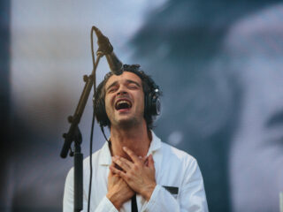 The 1975 op BKS: "Matty Healy focust op de muziek, en da’s maar goed ook"