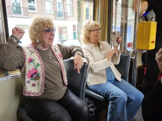 Eenzame ouderen feesten met dak- en thuislozen in een tram: ook dit is ADE