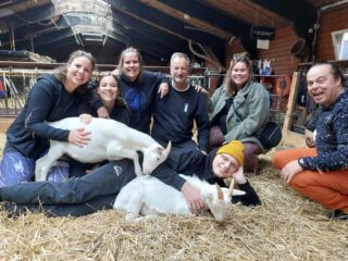 Prins S. en De Geit doen geitenyoga met de veiligwinnaar van Serious Request 2022