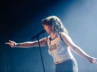 Lola Young in de Melkweg: Messy-ster in een stroomversnelling