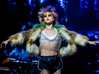 LL25: Suki Waterhouse is de ultieme indie sleaze cool girl