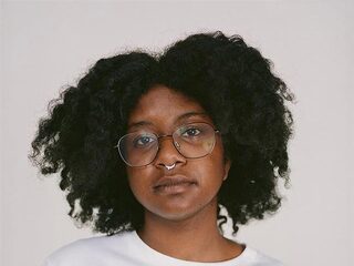 Lakiescha (20) ontwikkelt antiracistisch lesmateriaal