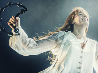 Florence + The Machine brengt nieuwe track 'King' uit