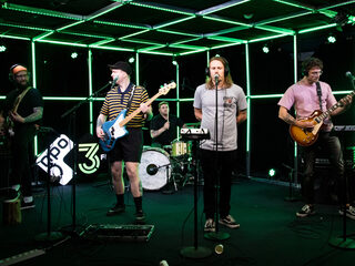 Beachdog speelt single 'Swords Up In The Air' in de 3FM Live Box