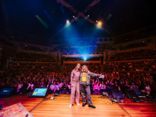 Lesbische Liga viert 5 jaar queer joy in uitverkochte TivoliVredenburg!