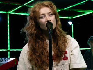 Froukje met nieuwste aanstekelijke single 'Naar Het Licht' in de 3FM Live Box