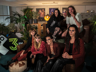 Måneskin overdonderd door honderden fans bij 3FM