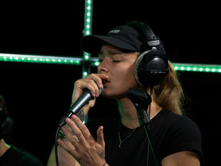 SERA speelt eerste single 'Only Us' in de 3FM Live Box