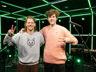 Blanks covert The Neighbourhood in de 3FM Live Box