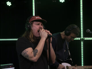 De gloednieuwe grunge-band Beachdog speelt rockversie van 'L'Amour Toujours' in de 3FM Live Box