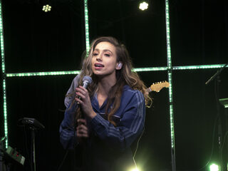 Nona covert 'Little Black Submarines' in de 3FM Live Box