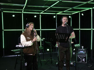 Jim Bakkum en Livv in de 3FM Live Box