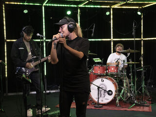 SERA speelt nieuwe single 'She Kissed Me First' in de 3FM Live Box