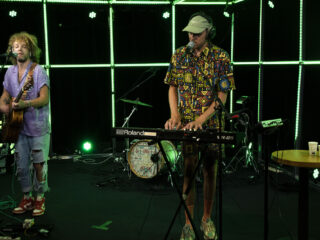 Goldkimono speelt 'Trippin' in de 3FM Live Box samen met DAO