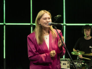 3FM Talent MAXINE speelt 'Hurting Me' in de 3FM Live Box