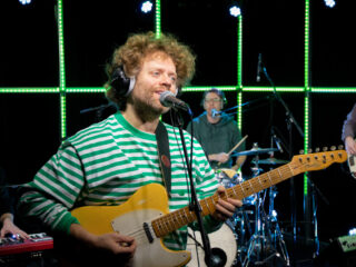 Benny Sings speelt zijn nieuwe single 'Young Hearts' in de 3FM Live Box