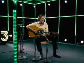 Zweedse singer-songwriter Albin Lee Meldau live met 'Hold Your Head Up'.