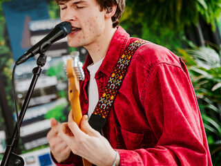 Blanks in het Glazen Huis live met 'What You Do To Me'