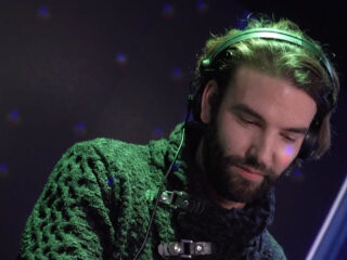 Eelke Kleijn draait een setje met o.a. 'Transmission' in de 3FM Live Box